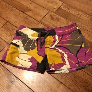 Women’s 6 floral Patigonia board shorts.